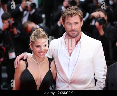 Cannes, Frankreich, 15. Mai 2024. Elsa Pataky und Chris Hemsworth kommen auf dem roten Teppich für die Filmgala Furiosa: A Mad Max Saga auf den 77. Filmfestspielen in Cannes, Frankreich. Quelle: Doreen Kennedy/Alamy Live News. Stockfoto