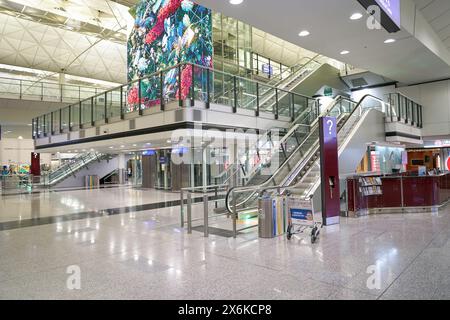 HONGKONG, CHINA - 4. DEZEMBER 2023: Innenaufnahme des Internationalen Flughafens Hongkong. Stockfoto
