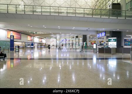 HONGKONG, CHINA - 4. DEZEMBER 2023: Innenaufnahme des Internationalen Flughafens Hongkong. Stockfoto