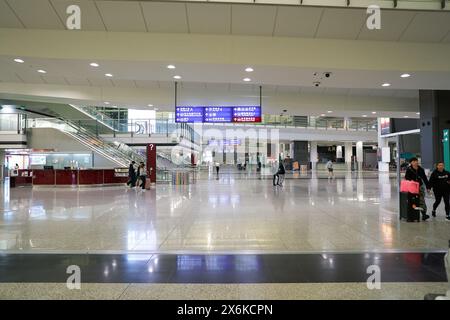 HONGKONG, CHINA - 4. DEZEMBER 2023: Innenaufnahme des Internationalen Flughafens Hongkong. Stockfoto