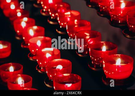 Wunderschöne rote Kerzen in der Kathedrale von Vaduz Stockfoto