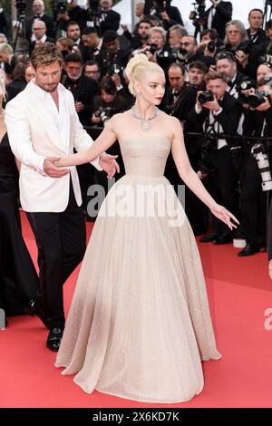 Cannes, Frankreich. Mai 2024. CANNES - 15. MAI: Chris Hemsworth und Anya Taylor-Joy nehmen an der Premiere von Furiosa: A Mad Max Saga (Furiosa: Une Saga Mad Max) während der 77. Ausgabe des Cannes Film Festivals am 15. Mai 2024 im Palais des Festivals in Cannes, Frankreich, Teil. (Foto: Lyvans Boolaky/ÙPtertainment/SIPA USA) Credit: SIPA USA/Alamy Live News Stockfoto