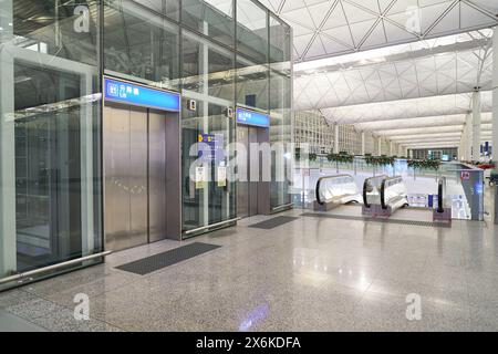 HONGKONG, CHINA - 4. DEZEMBER 2023: Innenaufnahme des Internationalen Flughafens Hongkong. Stockfoto