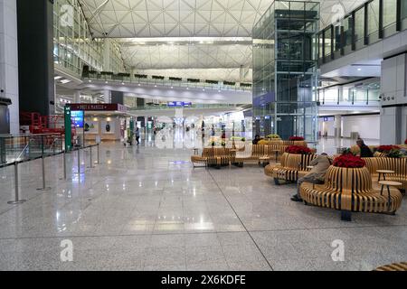 HONGKONG, CHINA - 4. DEZEMBER 2023: Innenaufnahme des Internationalen Flughafens Hongkong. Stockfoto