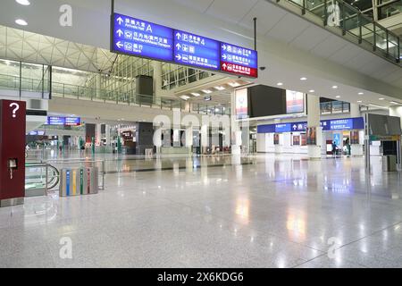 HONGKONG, CHINA - 4. DEZEMBER 2023: Innenaufnahme des Internationalen Flughafens Hongkong. Stockfoto