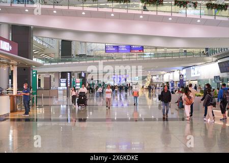 HONGKONG, CHINA - 4. DEZEMBER 2023: Innenaufnahme des Internationalen Flughafens Hongkong. Stockfoto