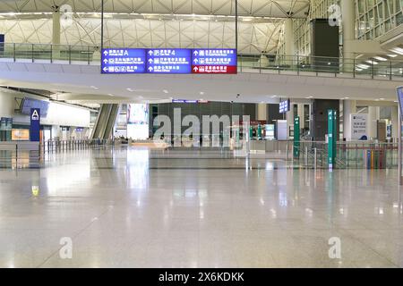 HONGKONG, CHINA - 4. DEZEMBER 2023: Innenaufnahme des Internationalen Flughafens Hongkong. Stockfoto