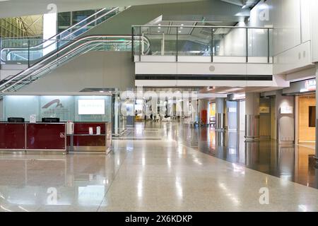 HONGKONG, CHINA - 4. DEZEMBER 2023: Innenaufnahme des Internationalen Flughafens Hongkong. Stockfoto