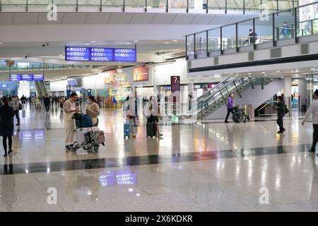 HONGKONG, CHINA - 4. DEZEMBER 2023: Innenaufnahme des Internationalen Flughafens Hongkong. Stockfoto