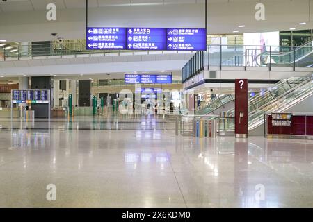 HONGKONG, CHINA - 4. DEZEMBER 2023: Innenaufnahme des Internationalen Flughafens Hongkong. Stockfoto
