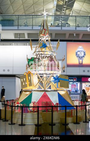 HONGKONG, CHINA - 4. DEZEMBER 2023: Weihnachtsdekoration im internationalen Flughafen Hongkong. Stockfoto