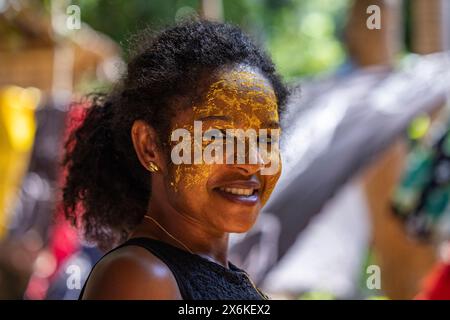 Glückliche Frau, die Masonjoany Gesichtsfarbe als Sonnencreme benutzt, Nosy Komba, Diana, Madagaskar, Indischer Ozean Stockfoto