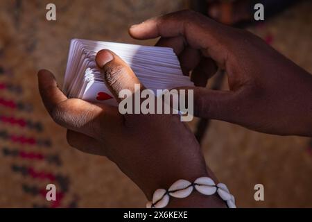 Detaillierte Ansicht der Spielkarten in Händen mit sichtbarem Herzanzug, Mahajanga, Boeny, Madagaskar, Indischer Ozean Stockfoto