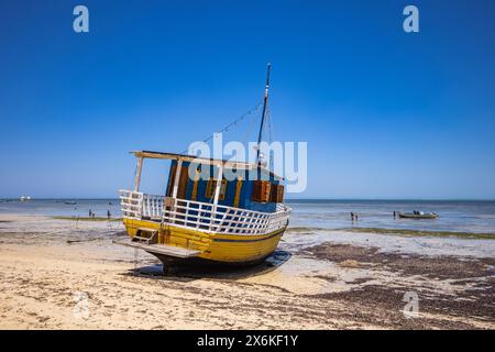 Boot am Strand bei Ebbe, Toliary II, Atsimo-Andrefana, Madagaskar, Indischer Ozean Stockfoto