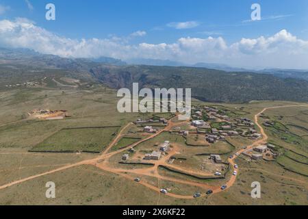 Luftaufnahme von Fahrzeugen mit Allradantrieb auf einer unbefestigten Straße in der Nähe von Dorf auf Diksam Plateau, Gallaba, Socotra Island, Jemen, Nahost Stockfoto