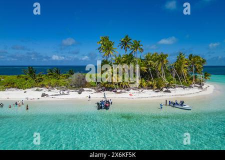 Aus der Vogelperspektive eines motorisierten Schlauchbootes von Zodiac vom Expeditionskreuzfahrtschiff SH Diana (Swan Hellenic) und Menschen am Strand mit Kokospalmen, Stockfoto