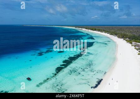 Aus der Vogelperspektive auf die Menschen, die am Strand spazieren gehen, auf Assumption Island, auf Outer Islands, auf Seychellen und im Indischen Ozean Stockfoto