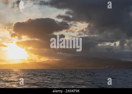 Sonnenuntergang vor der Küste von Sao Miguel, Azoren. Stockfoto