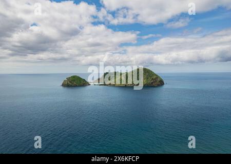 Aus der Vogelperspektive auf die kleine Vulkaninsel Ilhéu de Vila Franca do Campo auf der Insel Sao Miguel, Azoren. Stockfoto