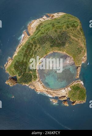 Aus der Vogelperspektive auf die kleine Vulkaninsel Ilhéu de Vila Franca do Campo auf der Insel Sao Miguel, Azoren. Stockfoto