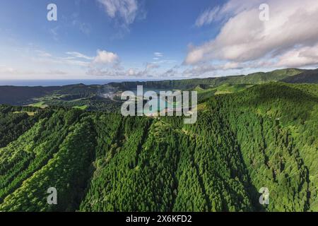 Aus der Vogelperspektive auf das Monte Palace Hotel und die Kraterseen Lagoa Azul und Lagoa Verde in Sete Cidades auf der Insel Sao Miguel auf den Azoren. Stockfoto