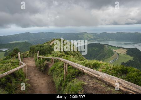 Der Wanderweg hinauf zum Miradouro da Boca do Inferno auf Sao Miguel, Azoren. Stockfoto