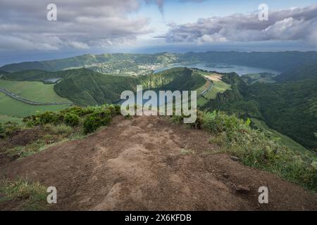 Blick vom Miradouro da Boca do Inferno auf die umliegenden vulkanischen Seen auf der Azoren Insel Sao Miguel. Stockfoto