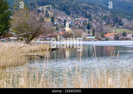 Seeblick über den Schliersee bis zur Stadt Schliersee in Oberbayern Stockfoto