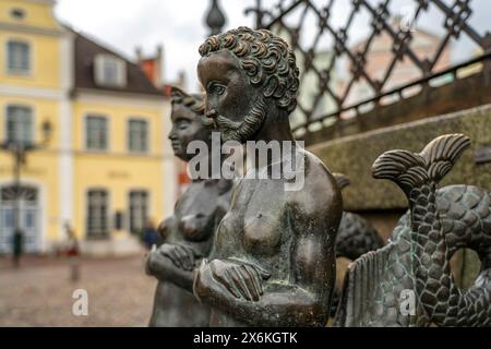 Bronzestuppen „Nix und Nixe“ am Wasserkunstdenkmal der Hansestadt Wismar, Mecklenburg-Vorpommern Stockfoto