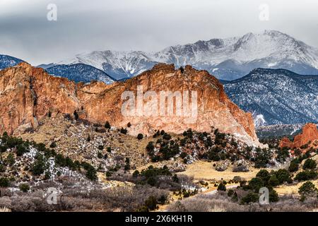 Ein Sturm zieht über den Pikes Peak und den Garden of the Gods in Colorado Springs, Colorado Stockfoto