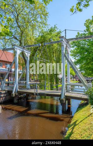 Klappbrücke am Hauptkanal Papenburg, Emsland, Niedersachsen Stockfoto