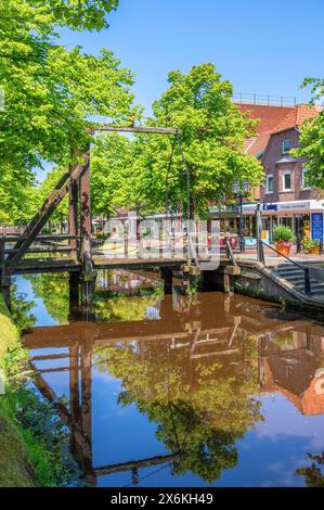 Klappbrücke am Hauptkanal Papenburg, Emsland, Niedersachsen Stockfoto