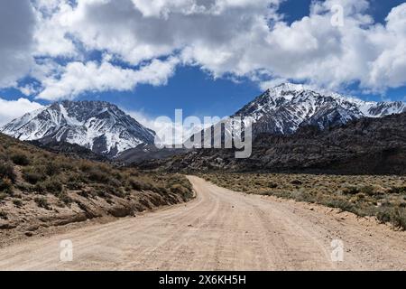 Eine Schotterstraße führt in Richtung der Sierra Nevada Mountains und der Buttermilks Stockfoto