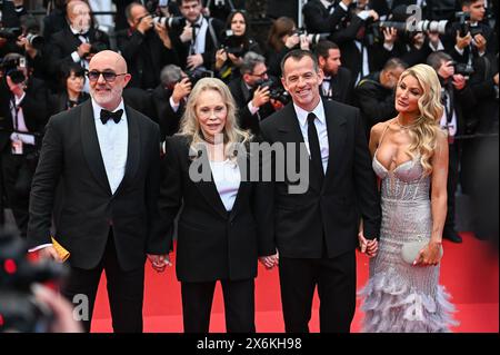 Cannes, Frankreich. Mai 2024. Liam Dunaway O'Neill, Faye Dunaway und Laurent Bouzereau nehmen am 15. Mai 2024 an der Filmvorführung „Furiosa: A Mad Max Saga“ und dem roten Teppich beim 77. Filmfestival in Cannes im Palais des Festivals in Cannes, Frankreich, Teil. (Foto: Stefanos Kyriazis/NurPhoto) Credit: NurPhoto SRL/Alamy Live News Stockfoto