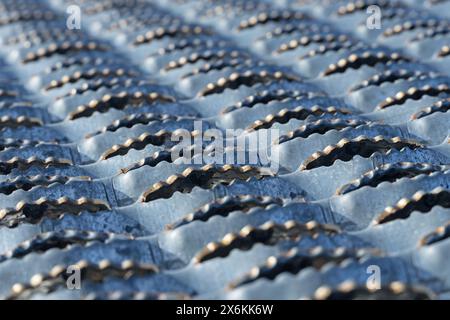 Abgewinkelte Nahansicht des strukturierten, rutschfesten Metallgitters mit selektivem Fokus Stockfoto