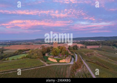 Luftaufnahme der Burg Ravensburg bei Sulzfeld bei Sonnenuntergang, Kraichgau, Baden-Württemberg, Deutschland Stockfoto