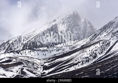 Kontrastreiches Bild von stürmischem Wetter in den Sierra Nevada Mountains Stockfoto