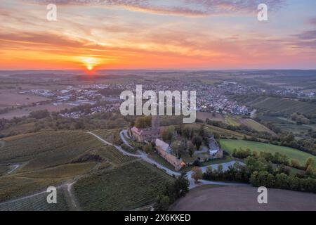 Luftaufnahme der Burg Ravensburg bei Sulzfeld bei Sonnenuntergang, Kraichgau, Baden-Württemberg, Deutschland Stockfoto