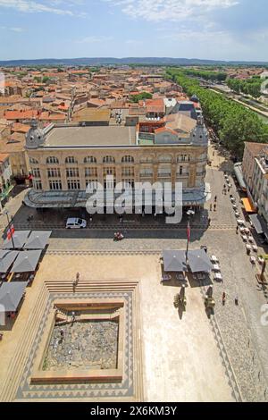 Blick vom Dach des Rathauses auf ein freiliegendes Stück der römischen Via Domitia und das ehemalige Kaufhaus Aux Dames de France, Narbonne, Occita Stockfoto