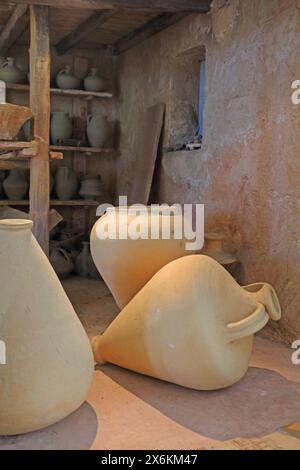 Töpferwaren aus Salléles d&#39;Aude im Gallo-römischen Keramikmuseum Amphoralis in Salléles-d&#39;Aude, Occitanie, Frankreich Stockfoto