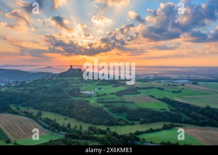 Luftaufnahme von Schloss Gleiberg bei Gießen bei Sonnenaufgang, Krofdorf-Gleiberg, Lahn, Lahntal, Hessen, Deutschland Stockfoto