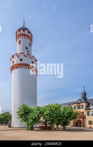 Innenhof mit weißem Turm von Schloss Homburg, Bad Homburg vor der Höhe, Taunus, Hessen, Deutschland Stockfoto