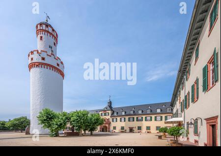 Innenhof mit weißem Turm von Schloss Homburg, Bad Homburg vor der Höhe, Taunus, Hessen, Deutschland Stockfoto