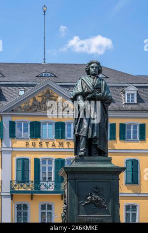 Beethoven-Denkmal vor der Alten Post am Münsterplatz, Bonn, Nordrhein-Westfalen Stockfoto