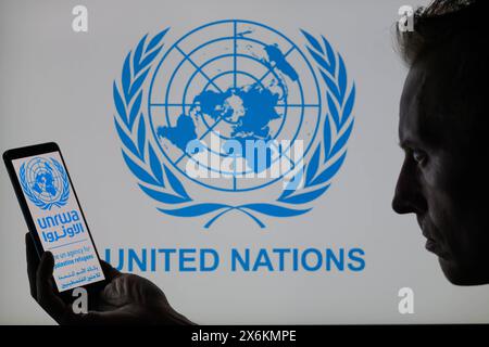 Brüssel, Belgien Mai 2024. Das UNRWA-Logo wird auf einem Smartphone mit den Vereinten Nationen im Hintergrund in dieser Fotoabbildung angezeigt. Aufgenommen in Brüssel, Belgien. Am 15. Mai 2024. (Jonathan Raa/SIPA USA) *** ausschließlich für redaktionelle Nachrichten *** Credit: SIPA USA/Alamy Live News Stockfoto