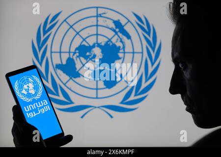 Brüssel, Belgien Mai 2024. Das UNRWA-Logo wird auf einem Smartphone mit dem Symbol der Vereinten Nationen im Hintergrund dieser Fotoabbildung angezeigt. Aufgenommen in Brüssel, Belgien. Am 15. Mai 2024. (Jonathan Raa/SIPA USA) *** ausschließlich für redaktionelle Nachrichten *** Credit: SIPA USA/Alamy Live News Stockfoto