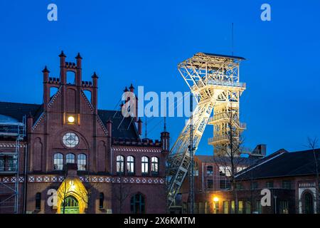 Das stillgelegte Steinkohlebergwerk Zeche Zollern und Museum in Dortmund bei Dämmerung, Ruhrgebiet, Nordrhein-Westfalen, Deutschland, Europa Stockfoto