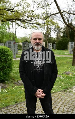 Hans-Jürgen 'Jäcki' Reznicek von Silly bei der Gedenkfeier für den verstorbenen Gitarristen von City, Fritz Puppel, im Krematoriumsgebäude Baumschulen Stockfoto