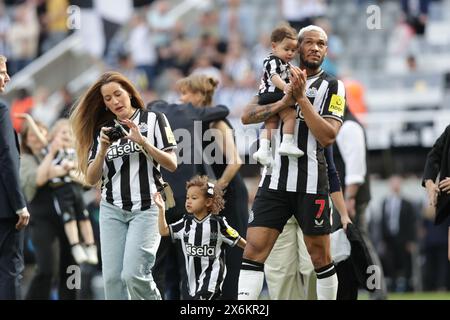 Joelinton of Newcastle spaziert auf dem Spielfeld und applaudiert Fans nach dem Zeichnen mit Brighton & Hove Albion 1-1 - Newcastle United gegen Brighton & Hove Albion, Premier League, St James' Park, Newcastle upon Tyne, Großbritannien - 11. Mai 2024 nur redaktionelle Verwendung - DataCo-Einschränkungen gelten Stockfoto