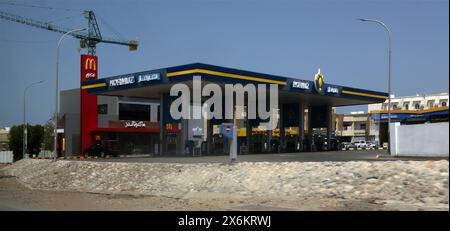 Tankstelle bei A Drive Thru McDonald's auf dem Weg zum Maskat International Airport Oman Stockfoto